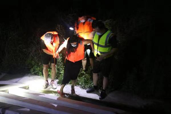 游客因涨潮被困三甲港附近滩涂的芦苇荡。浦东海警局  供图