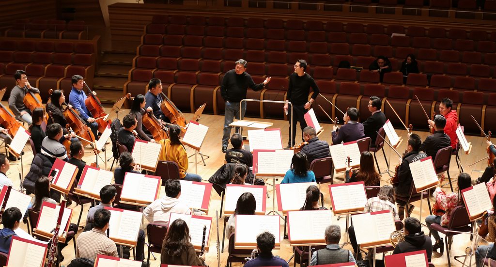 周天和余隆、上海交响乐团排练。 资料图