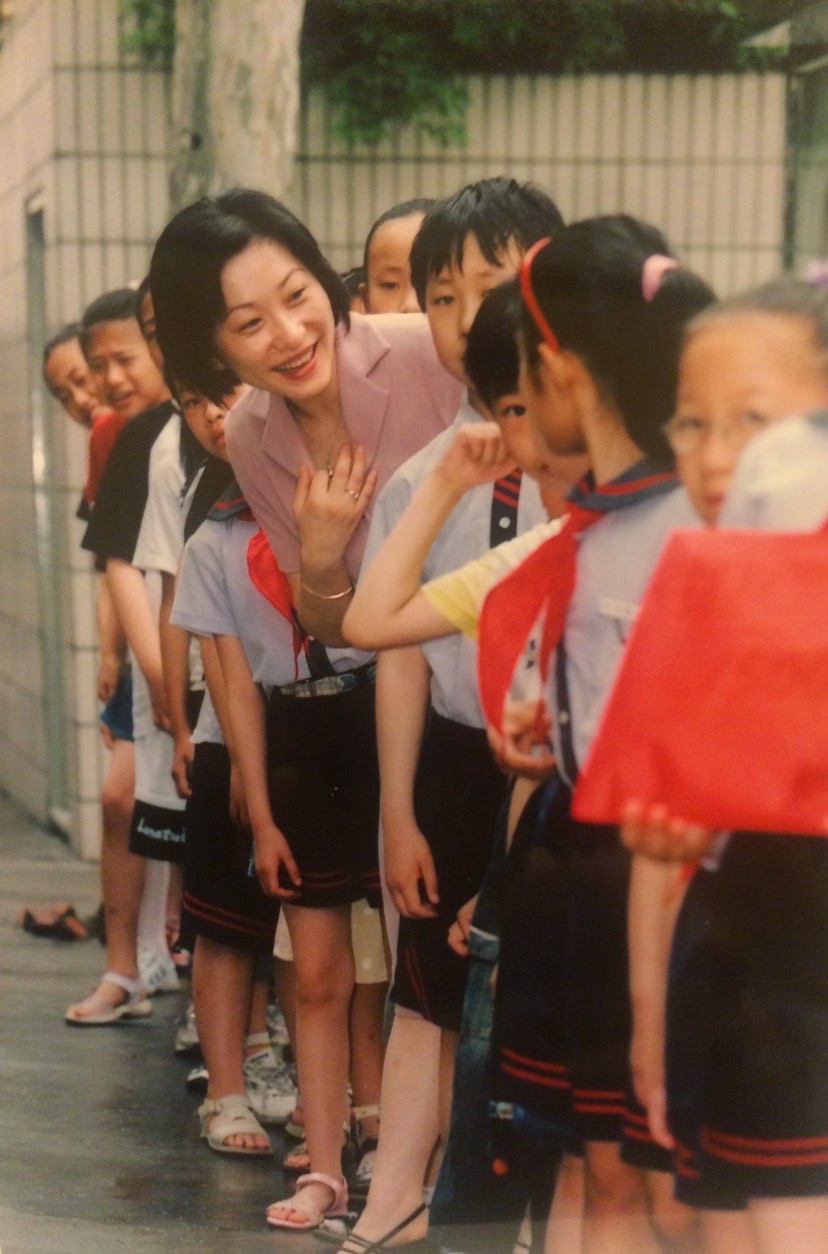 2002年,朱乃楣被评为“上海市十佳青年校长”时与孩子们合影