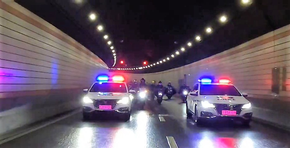 今早6时30分开始,在大连路隧道浦西入口处,交警已经开始有序引导需要越江的非机动车在大连路惠民路路边等待。当车辆积压到一定程度后,交警对机动车开展临时交通管制,并由两辆警车领队,以20公里每小时的安全车速带领非机动车队从隧道安全过江。