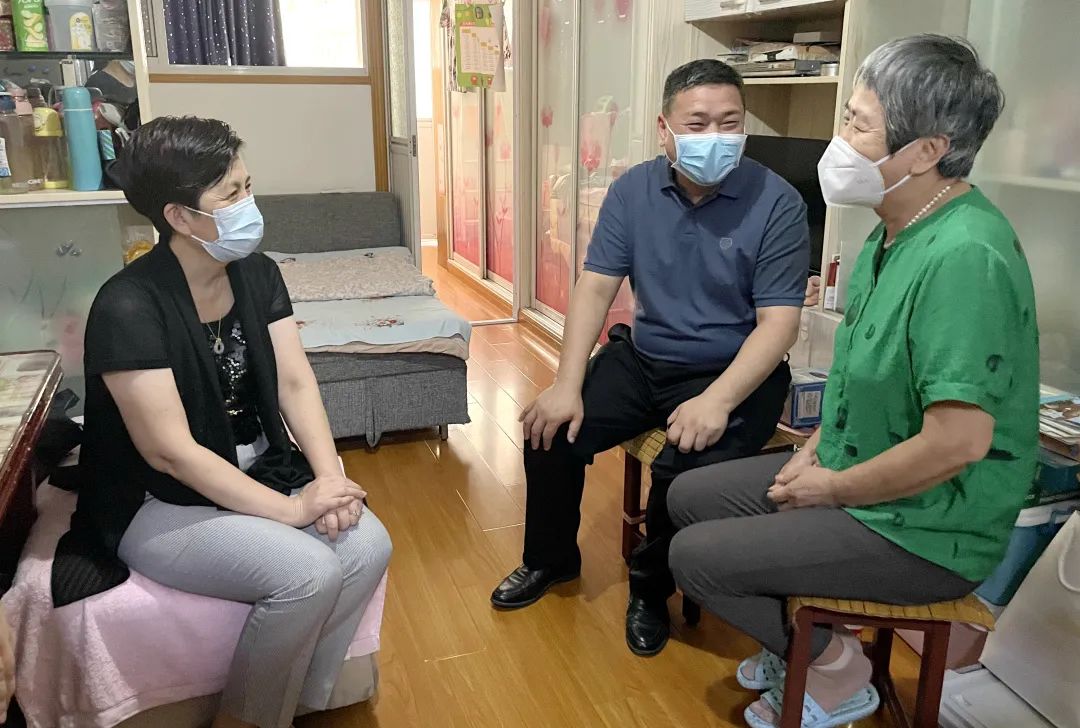 慰问中,朱铮对俞菊娥,张立中在疫情期间勇于担当,模范带头,为社区疫情