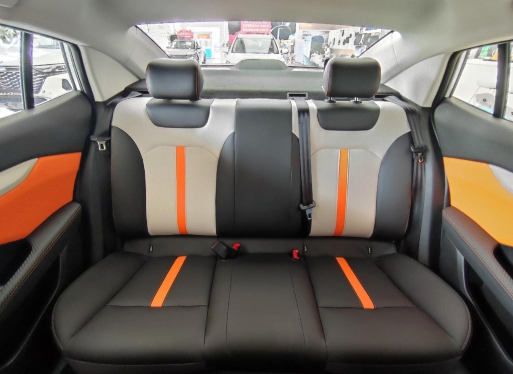 全新奕炫马赫版1.5l车型后排空间. 东风风神供图 华龙网发