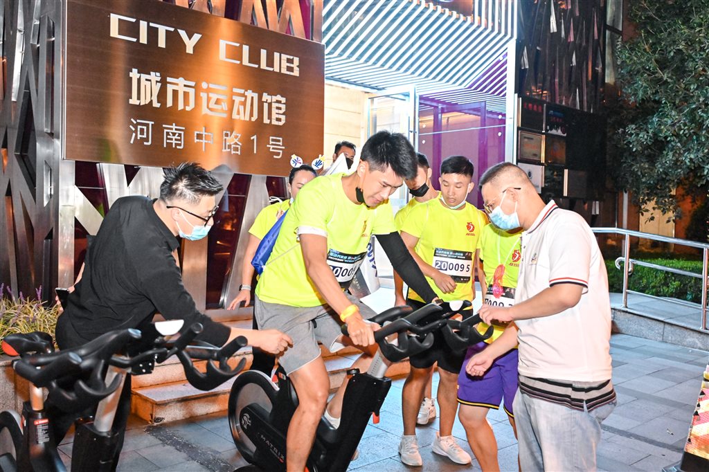 两条夜上海打卡线被秒空！城市夜定向赛打动青年白领插图2