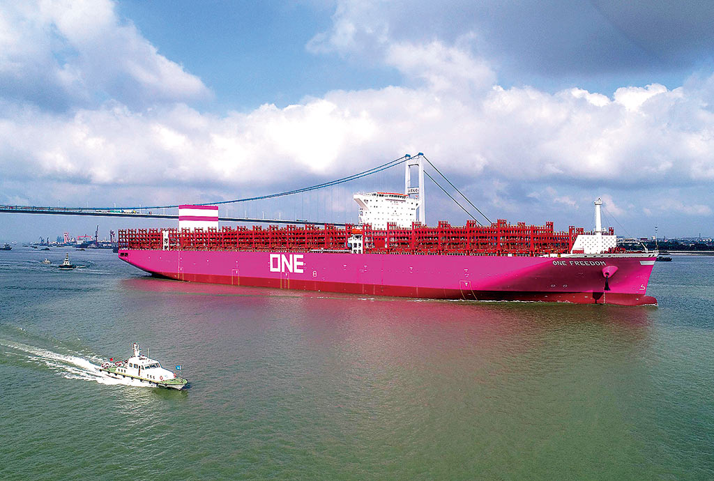 长江干线新造集装箱船“新扬子 412”轮在江苏靖江离泊并出江试航-世界杯买球入口·(中国)
