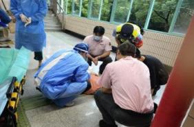上海地铁3号线中潭路站一乘客突发癫痫 热心市民与站务人员与合力救助插图1