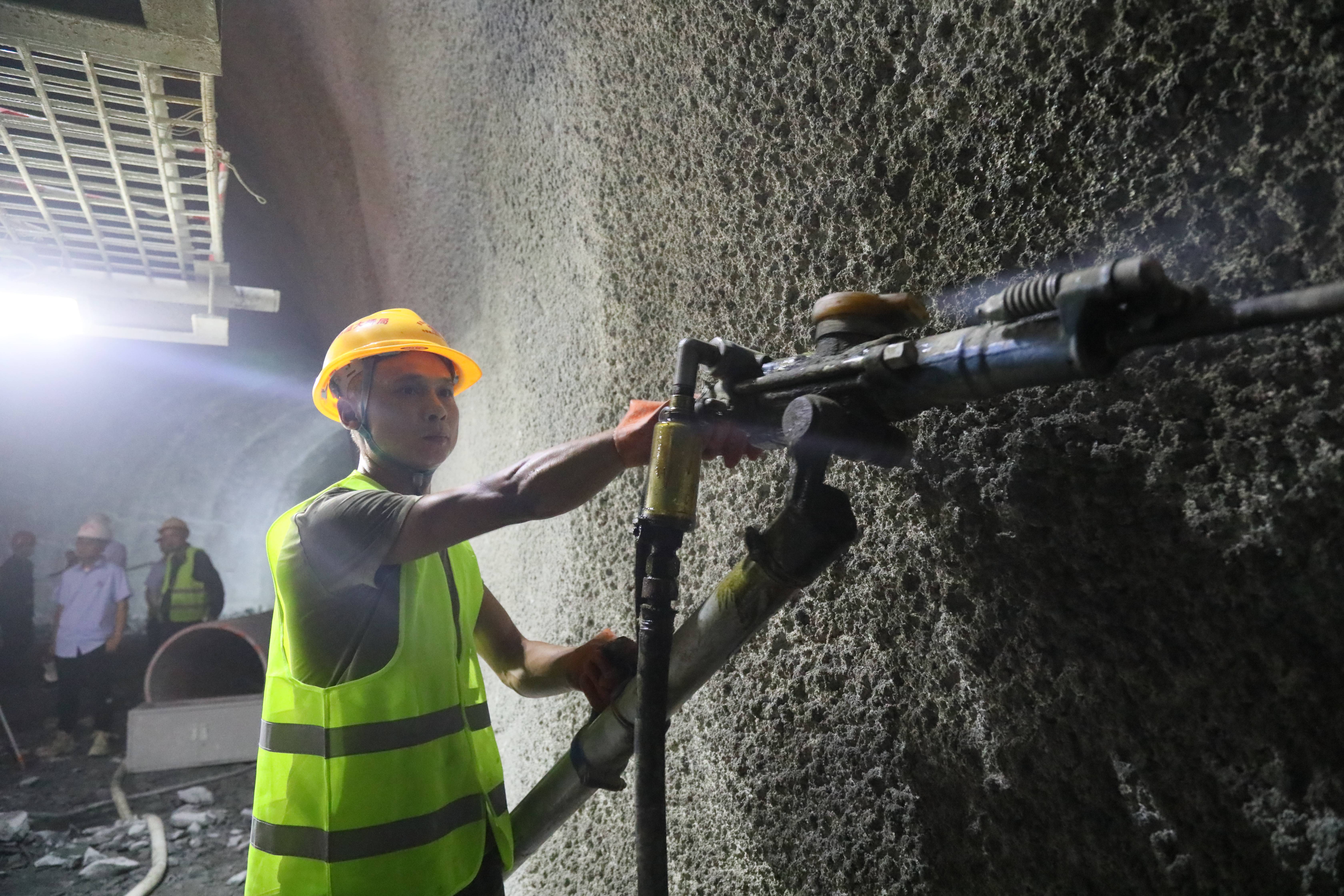 云南：世界最长在建时速350公里高铁隧道进入正洞施工插图