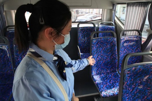 乘客金银首饰落在公交车上，乘务员及时物归原主插图1