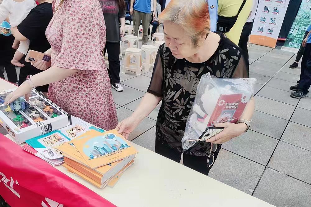(福建省福州市晋安区市场监管局开展2022年“质量月”暨电梯安全宣传进社区活动）插图1