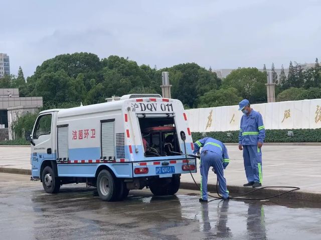 (首次启用全区首辆新能源冲洗车 区环卫管理部门开展城市环境清洁日行动）插图