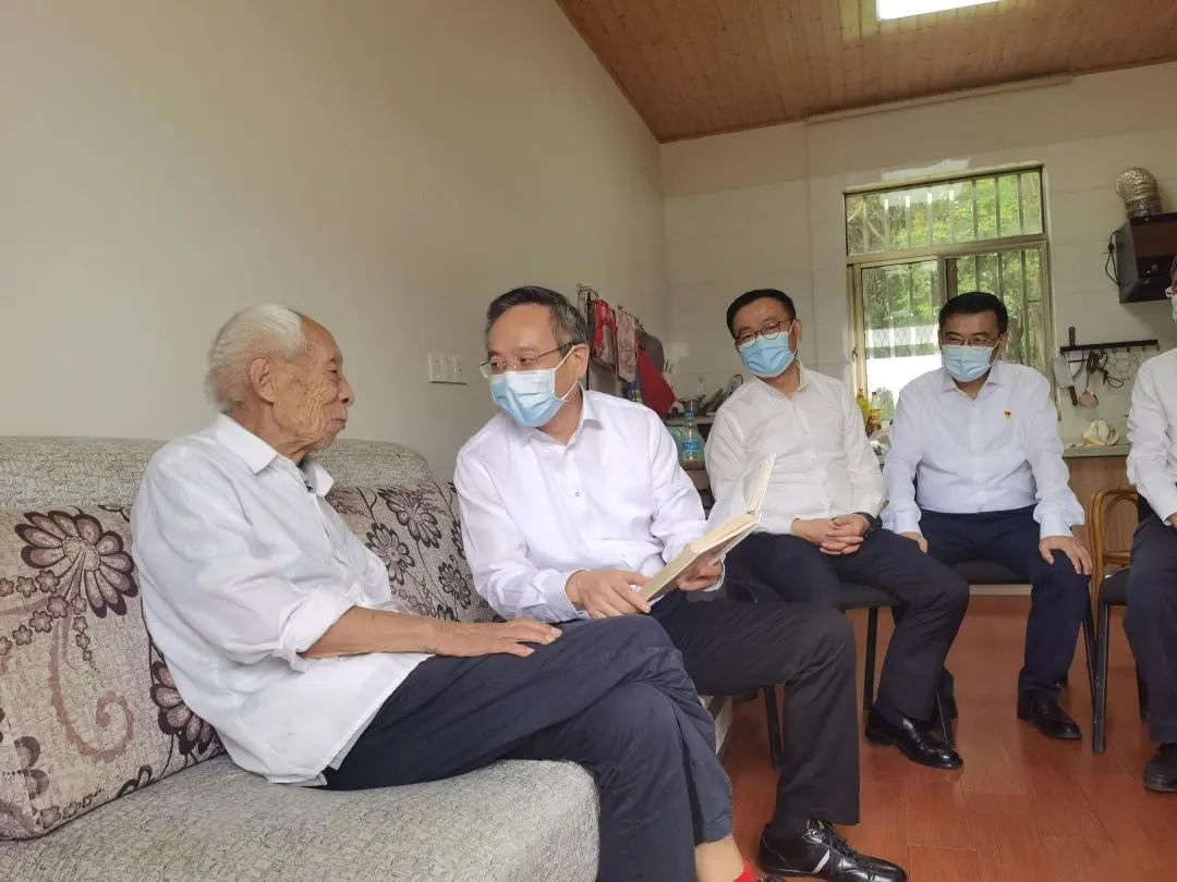 九九重阳敬老情 区领导分组走访慰问百岁老人和困难老人