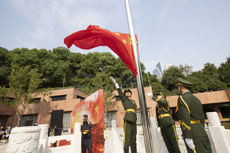 (国旗在中共四大纪念馆冉冉升起，《我爱北京天安门》曲作者金月苓也来了……）-泛亚电竞