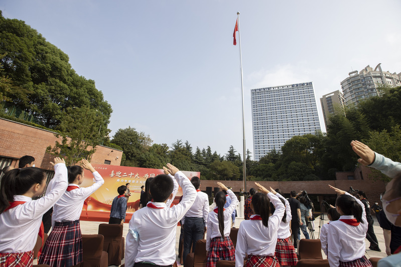 (国旗在中共四大纪念馆冉冉升起，《我爱北京天安门》曲作者金月苓也来了……）插图2