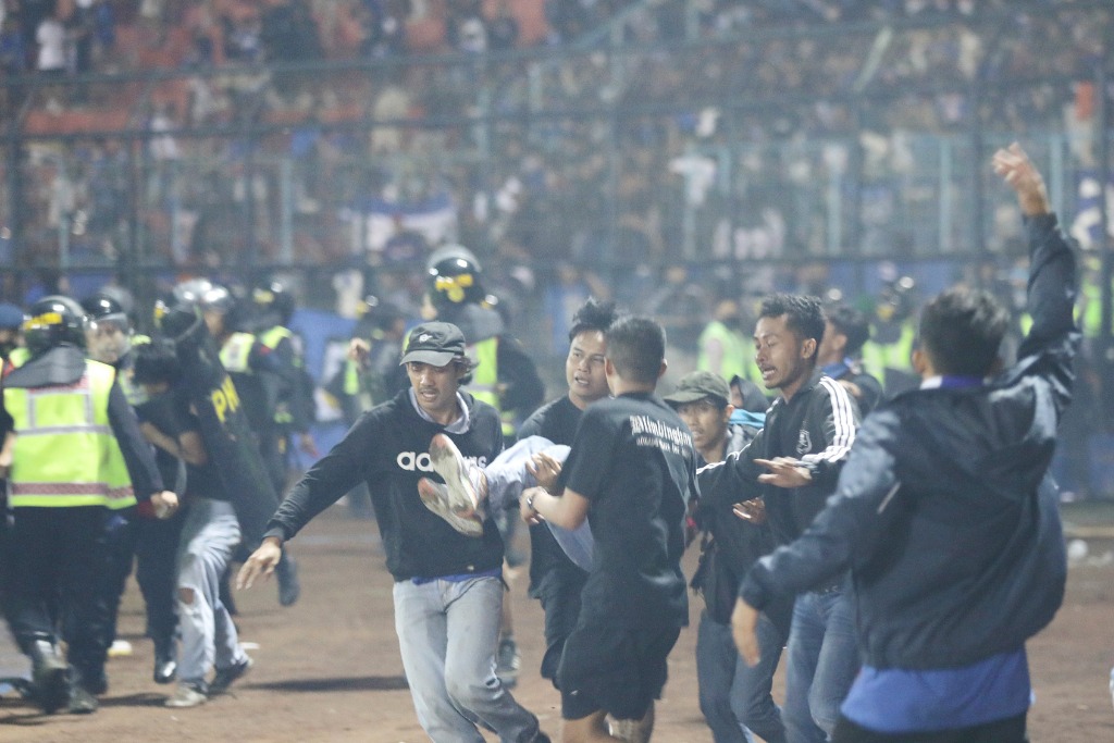 (印尼多名警察在球场踩踏事件后被解职）-泛亚电竞