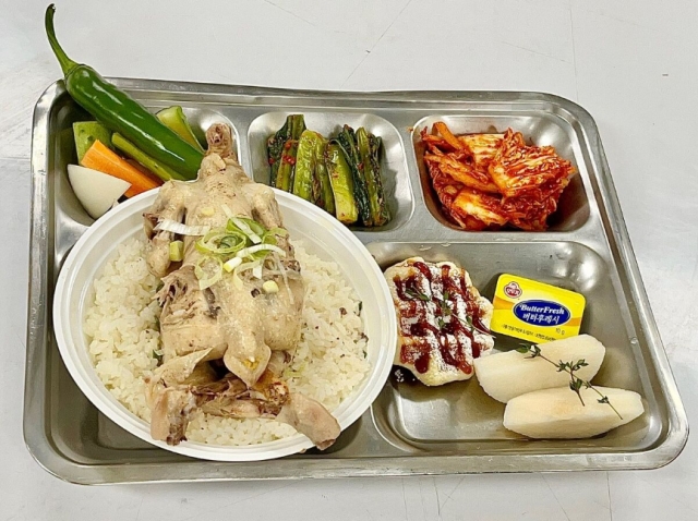 (供餐问题依旧严峻，韩国军队伙食吃龙虾遭网民质疑：作秀？）插图1