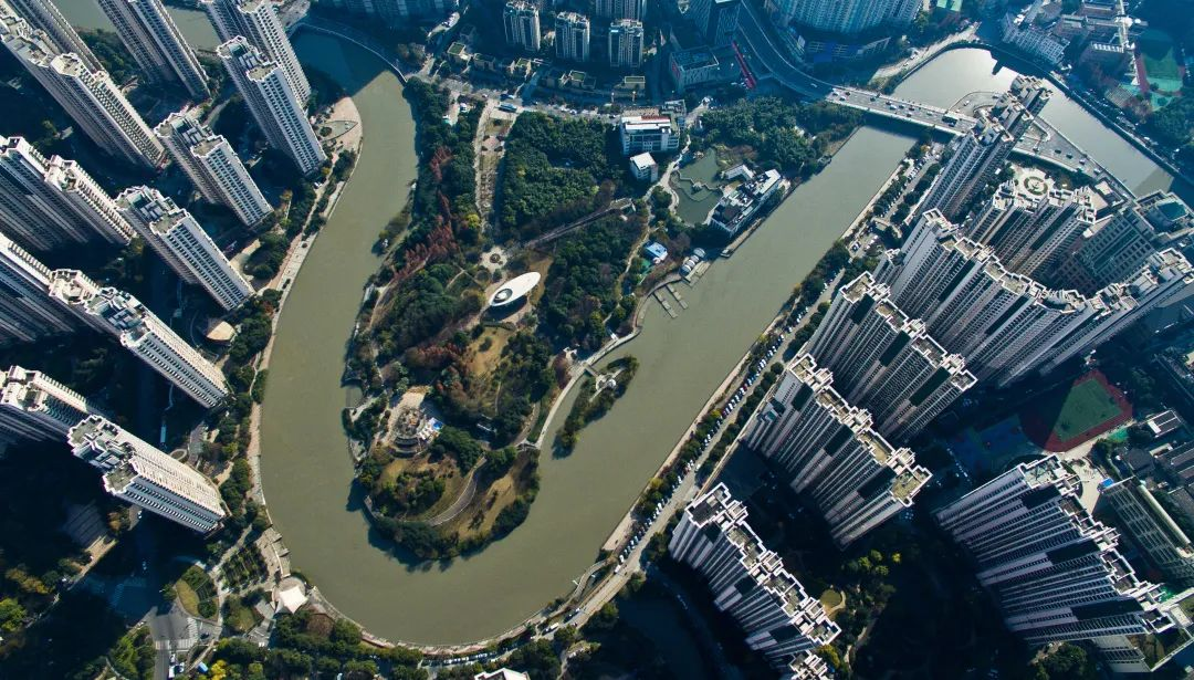 在苏州河的十八道湾中,梦清湾有着很高的辨识度.