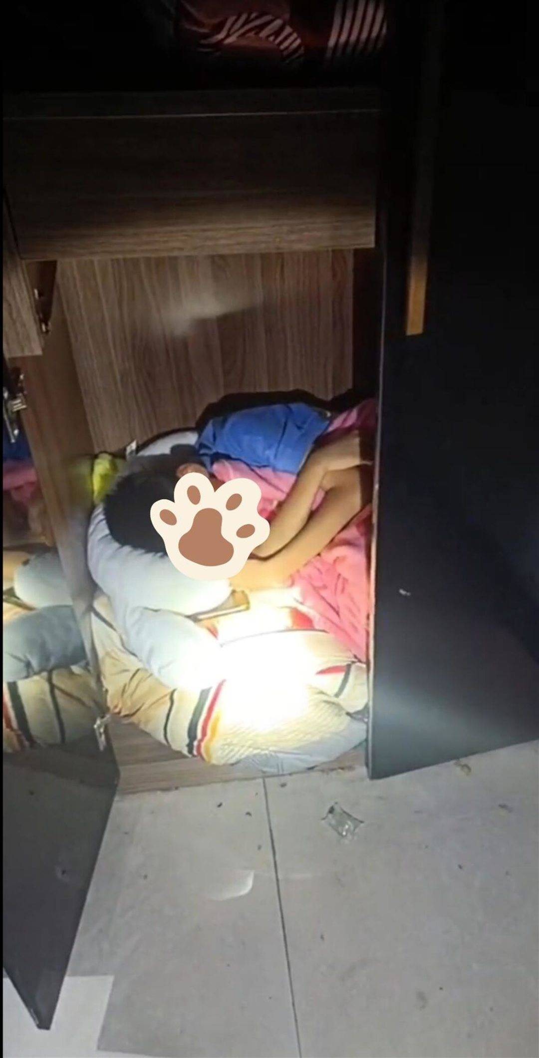 (男童上学后失联，救援队搜寻数小时发现他竟在家中衣柜熟睡）-泛亚电竞