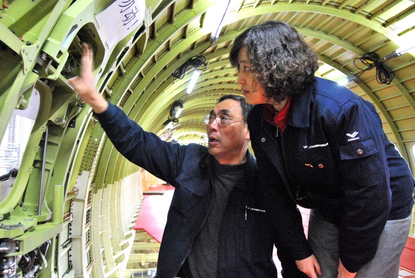 姜丽萍在工作现场(右一)