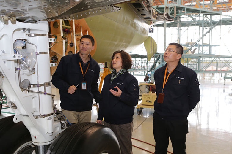姜丽萍在ARJ支线飞机研制现场(图中)