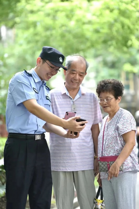 
北医六院黄牛代挂号电话票贩子号贩子网上预约挂号,住院检查加快,服务群众守护万家！一起了解锦旗背后的故事