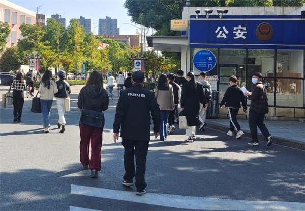 
北京肿瘤医院黄牛代挂号电话票贩子号贩子网上预约挂号,住院检查加快,杭州一高校保安“装富”17年，挤出十万余元资助6名大学生