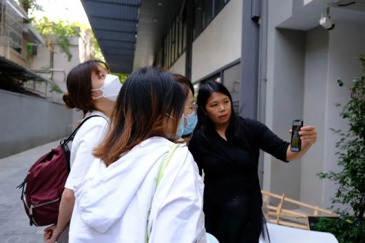 
北大医院黄牛代挂号电话票贩子号贩子网上预约挂号,住院检查加快,这群人在定西路、武夷路上“逛街”，“目的性”也太强了！