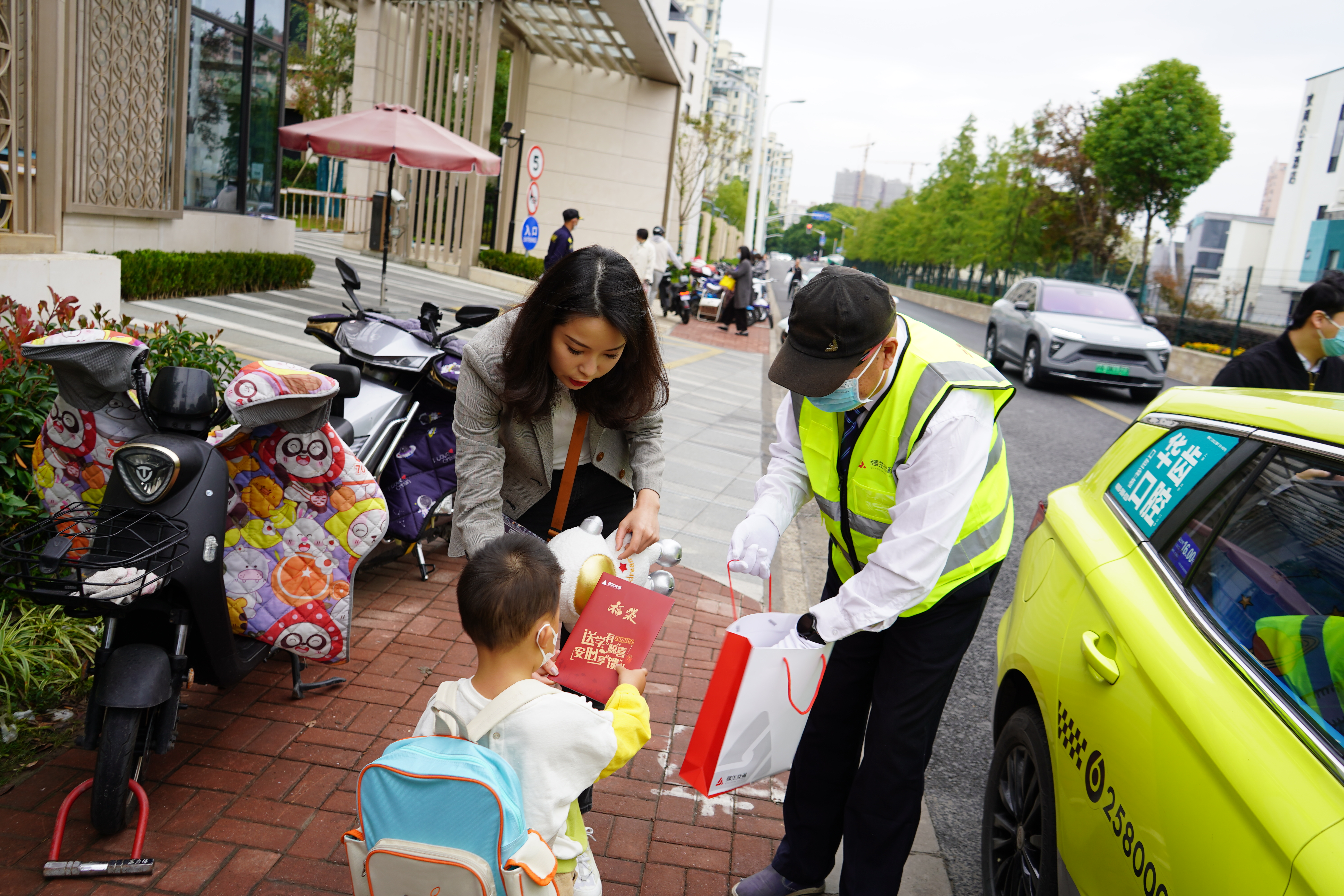 
南京鼓楼医院黄牛代挂号电话票贩子号贩子网上预约挂号,住院检查加快,上海强生出租“安心送学”服务升级，家长可实时查看孩子行车轨迹