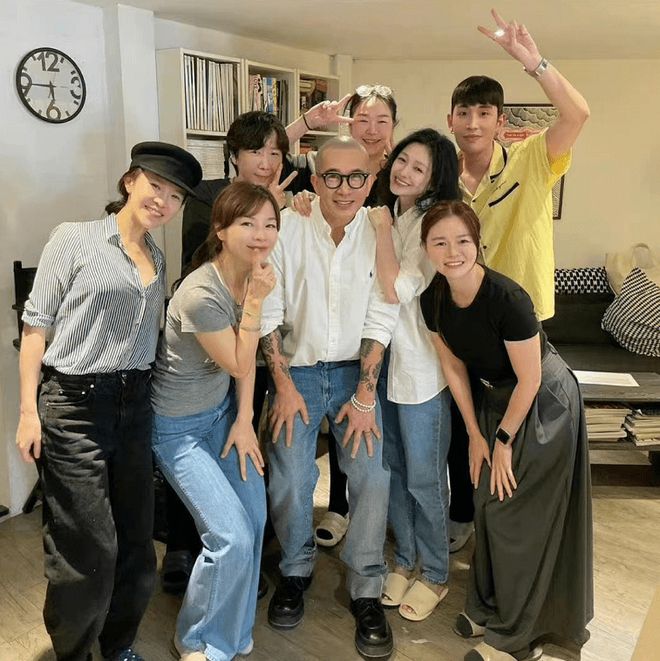 大S具俊晔同好友合影 穿蓝色系情侣装低调秀恩爱