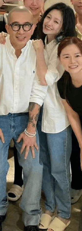 大S具俊晔同好友合影 穿蓝色系情侣装低调秀恩爱