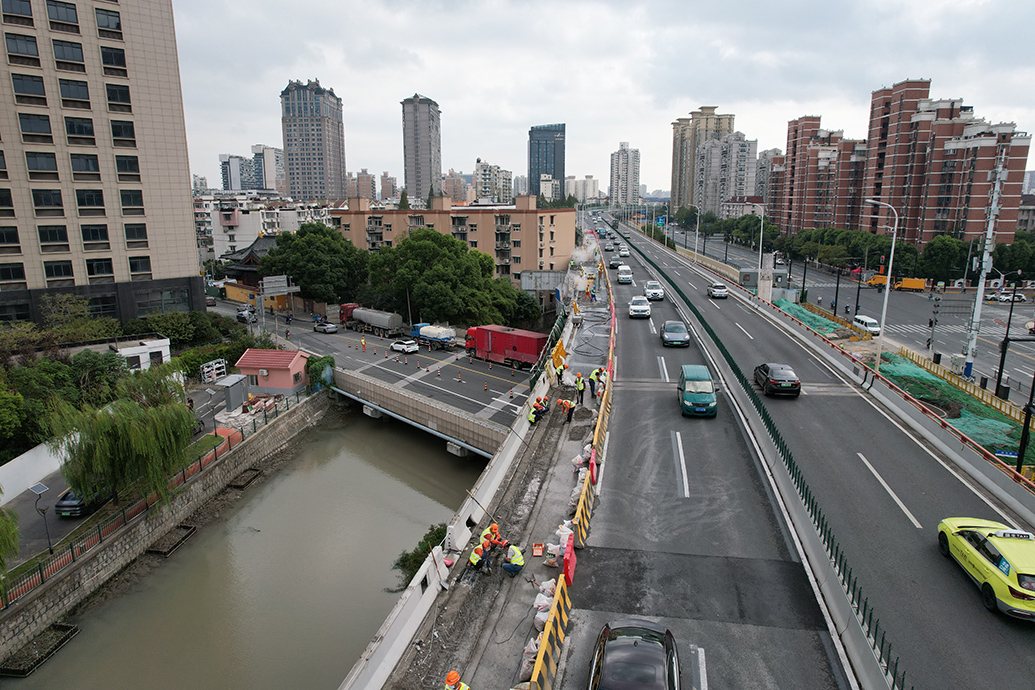 上海内环高架年轻化改造试验段完工,防撞墙增加景观花纹