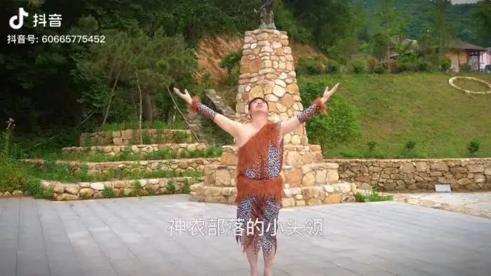 原始人装扮的解伟。抖音视频截图 图片