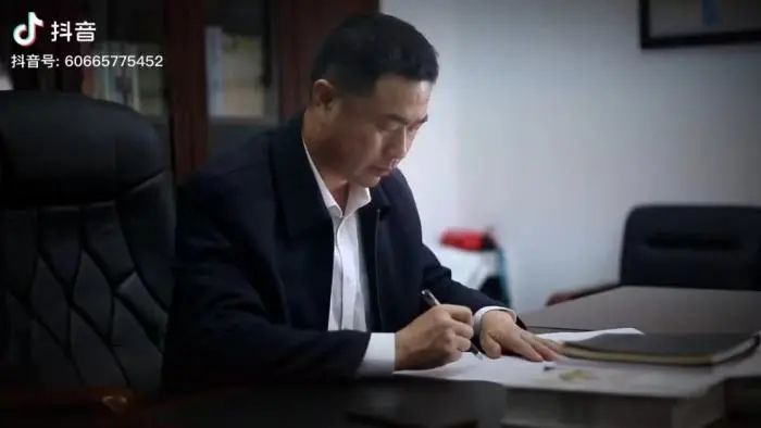 正在工作的解伟。抖音视频截图 图片