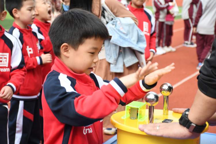 
北医六院黄牛代挂号电话票贩子号贩子网上预约挂号,住院检查加快,手摇防空警报器、触电模拟演练、穿越烟雾房……这所小学的安全演练好有趣