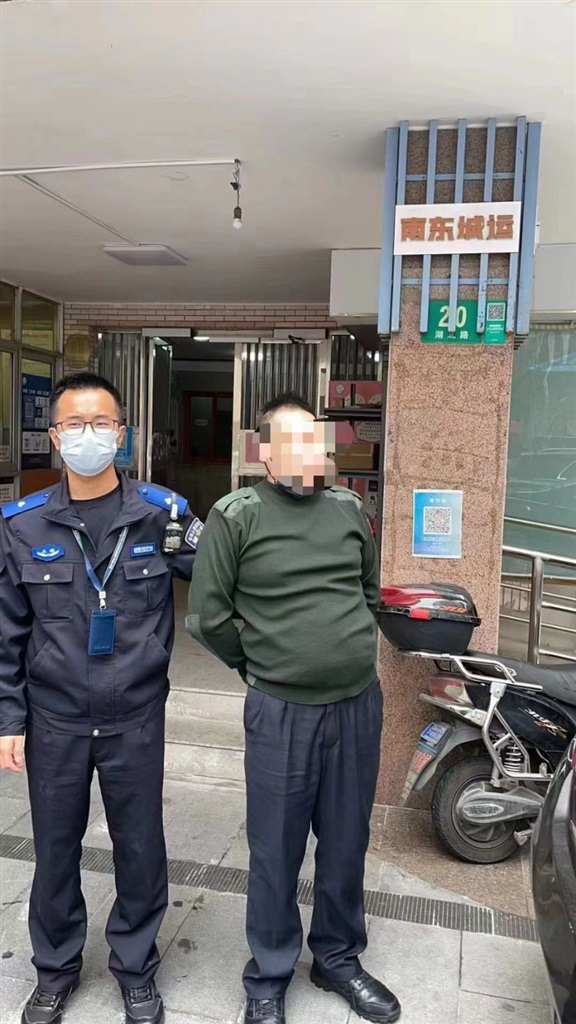 
北京同仁医院黄牛代挂号电话票贩子号贩子网上预约挂号,住院检查加快,男子只为博取异性好感冒充警察 被抓获后查出手写“警察证”