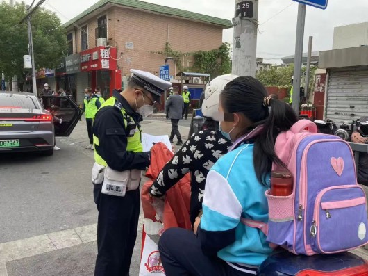 
东直门医院黄牛代挂号电话票贩子号贩子网上预约挂号,住院检查加快,文明交通从“头”守护！宝山公安开展专项整治行动