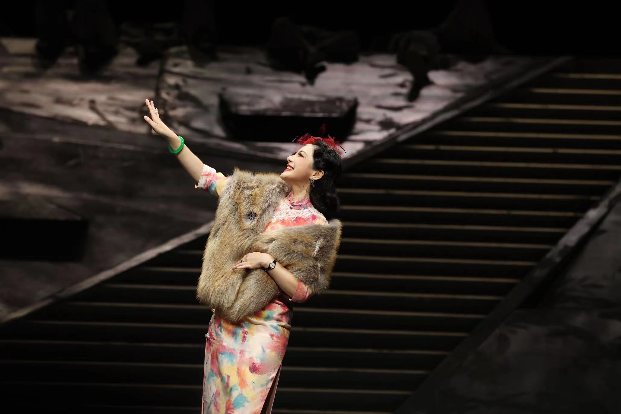 《日出》再临申城舞台,金星90秒内切换不同角色