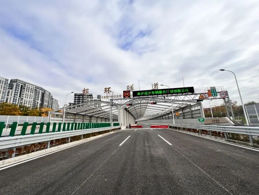 据了解,此次沿江通道浦西段建成通车,为北上海沿江沿海大通道贯通也做