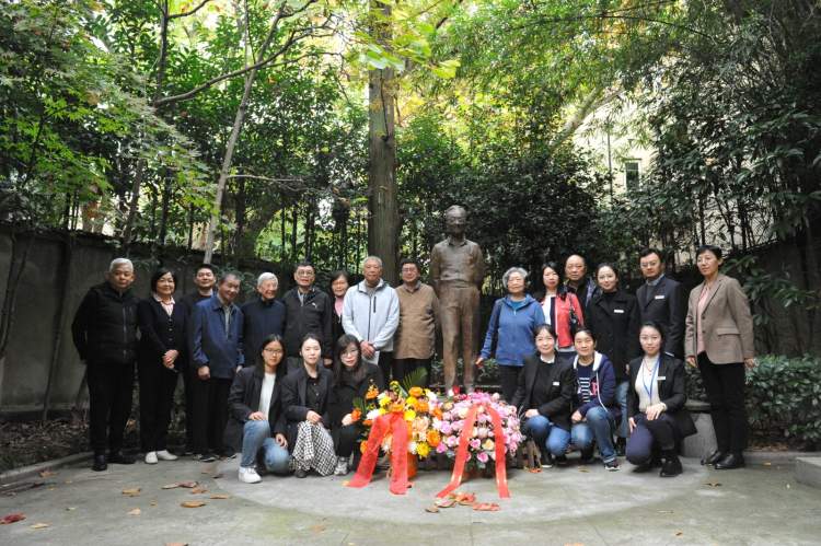 
上海各大医院黄牛代挂号电话票贩子号贩子网上预约挂号,住院检查加快,巴老，生日快乐！读者在巴金故居门前献上鲜花，感受他带来的光和热