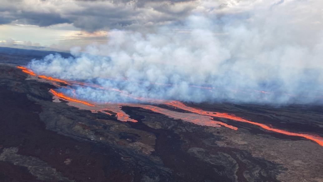 美国夏威夷茂纳洛亚火山开始喷发，当地政府开放避难场所-