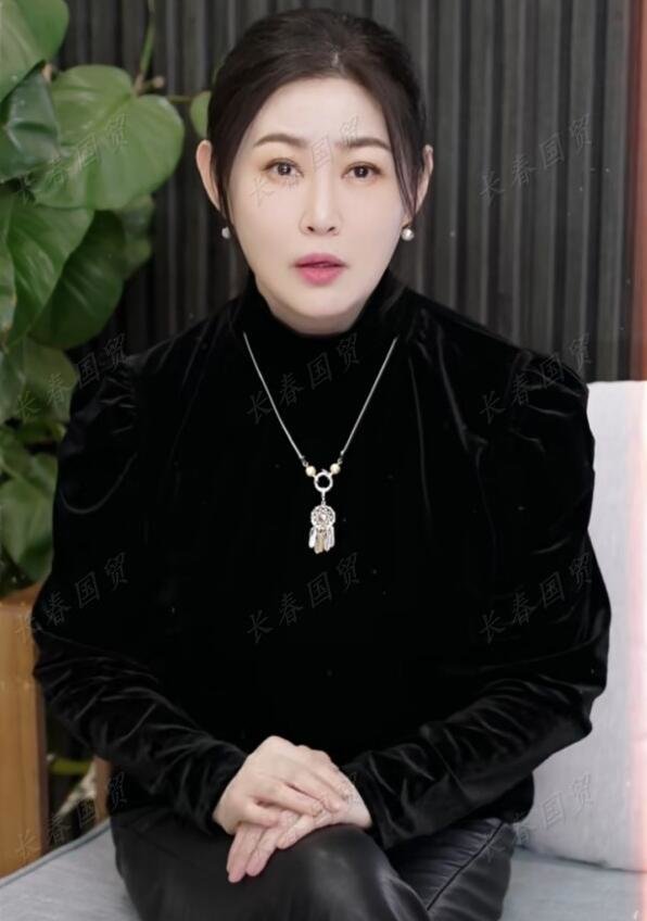 52岁王思懿近照曝光,五官精致气质佳,最美"潘金莲"风韵犹存