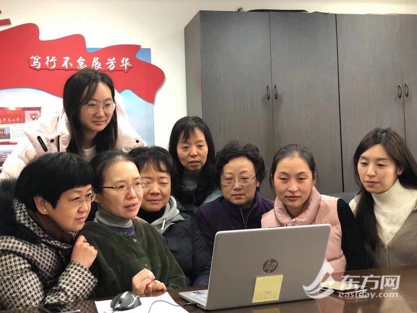 徐汇区教育局人才服务中心的党员们在线参加了主题活动的学习。