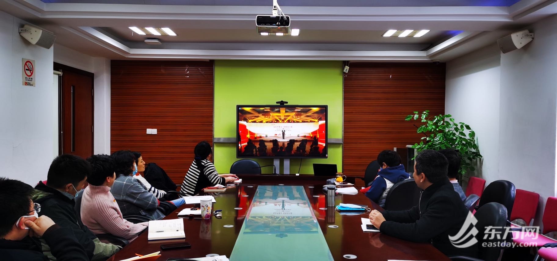 徐汇区教育局党群服务中心的党员们在线参加了主题活动的学习。