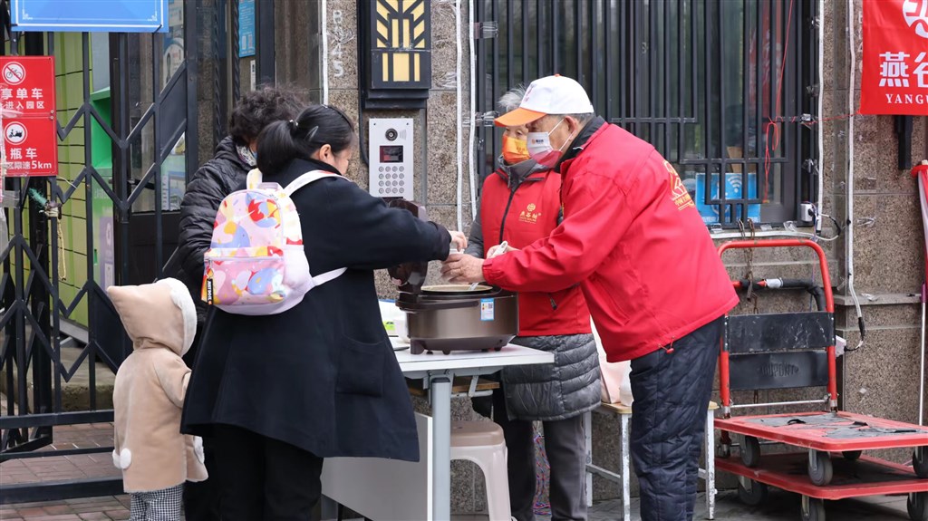 
北京大学人民医院黄牛代挂号电话票贩子号贩子网上预约挂号,住院检查加快,一碗好粥暖了“小哥”心！商圈里的党群服务站真情关爱新就业群体