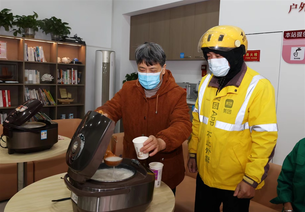 
北京大学人民医院黄牛代挂号电话票贩子号贩子网上预约挂号,住院检查加快,一碗好粥暖了“小哥”心！商圈里的党群服务站真情关爱新就业群体