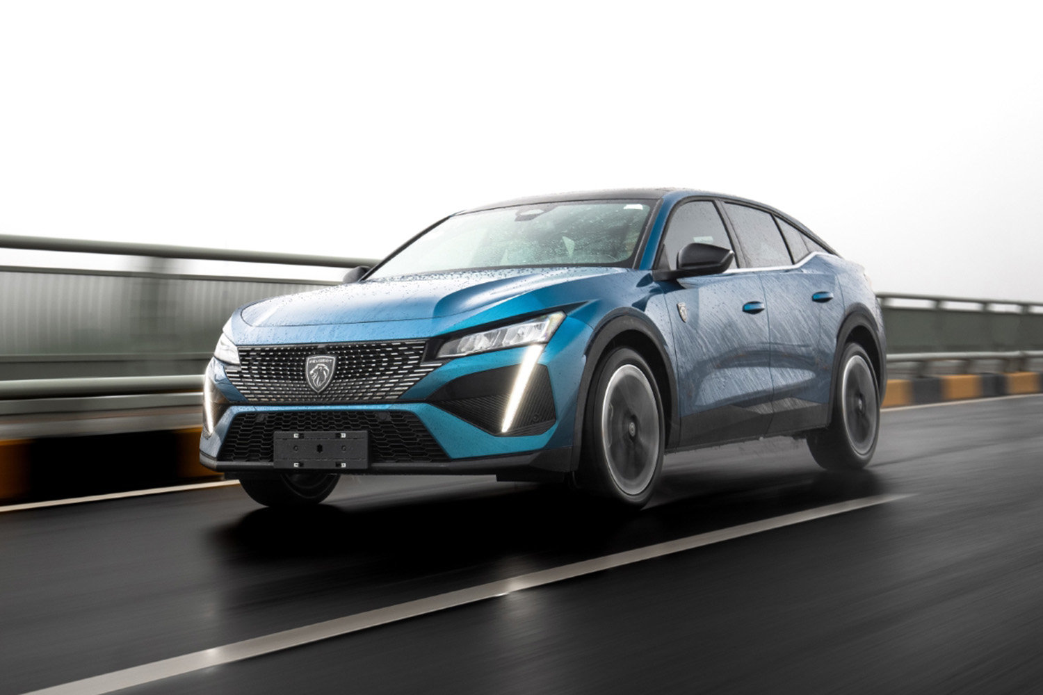 东风标致408x无伪装谍照首曝,延续海外版设计,有望年内亮相