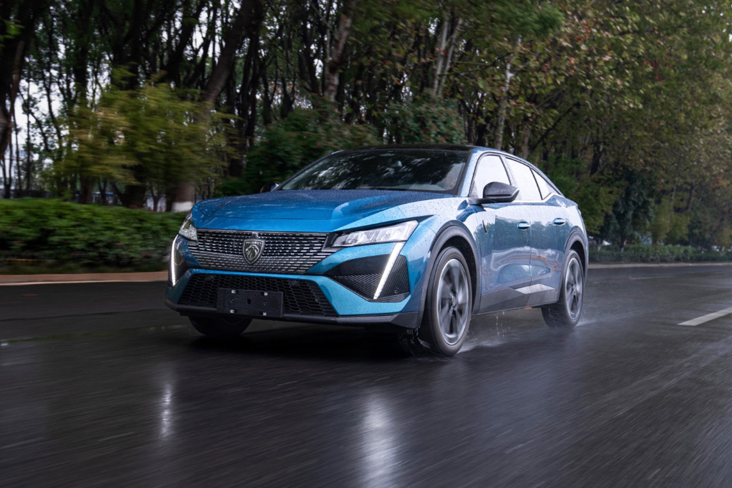 东风标致408x无伪装谍照首曝,延续海外版设计,有望年内亮相