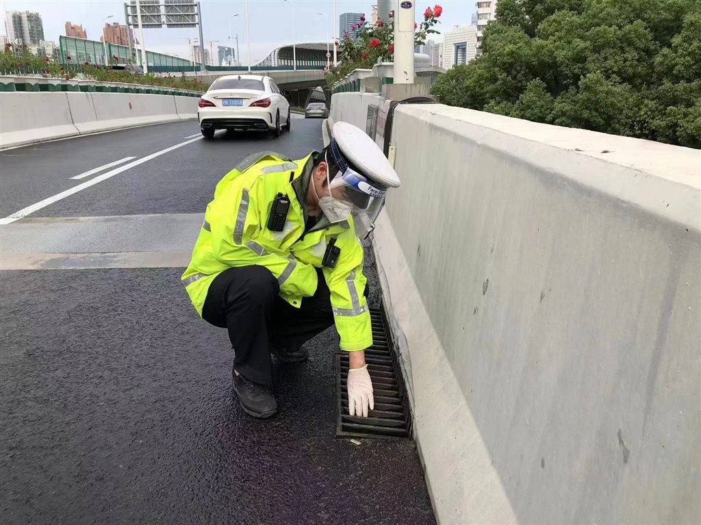 
长沙各大医院黄牛代挂号电话票贩子号贩子网上预约挂号,住院检查加快,上海公安多措并举应对低温寒潮恶劣天气 市民出行应注意安全