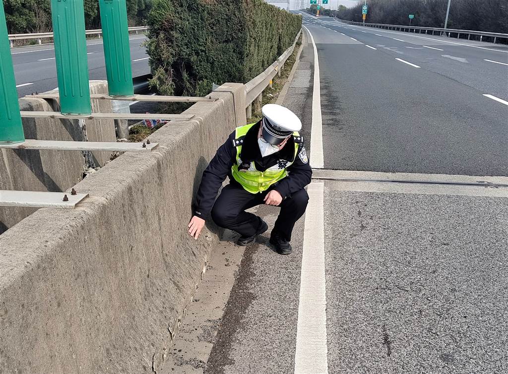 
长沙各大医院黄牛代挂号电话票贩子号贩子网上预约挂号,住院检查加快,上海公安多措并举应对低温寒潮恶劣天气 市民出行应注意安全