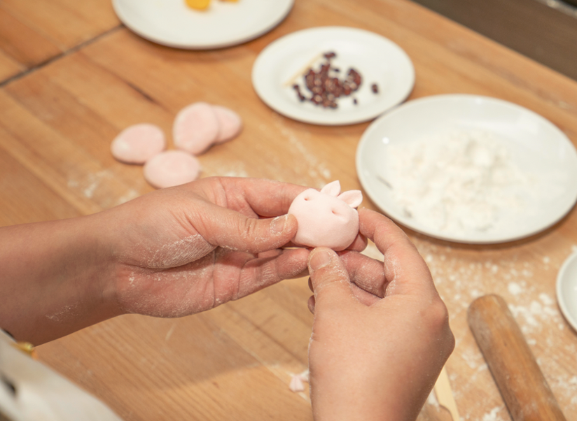 图说:南翔馒头店的点心师制作兔兔包