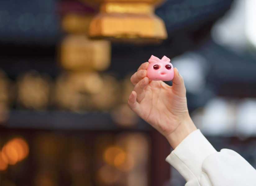 图说:顾客正在拿着兔兔包拍照