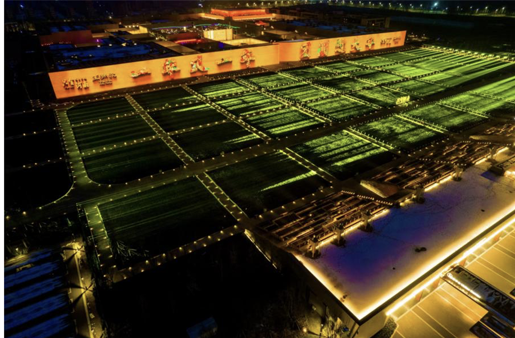 ▲只有河南·戏剧幻城”麦田广场实景图,摄影:潘建勋